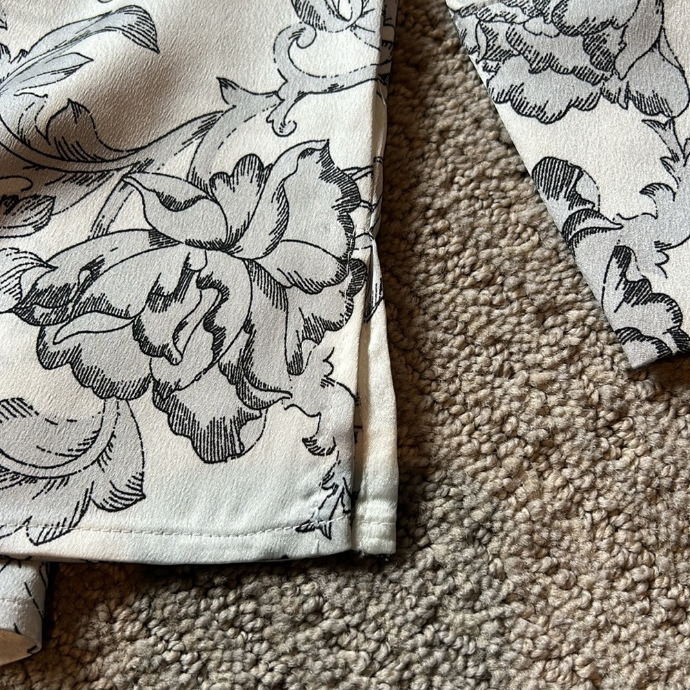 NWT. Vince Camuto Floral/paisley long sleeve blouse. - Picture 6 of 6